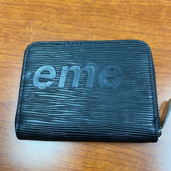 Supreme X Louis Vuitton Wallet - Picture 3 of 4